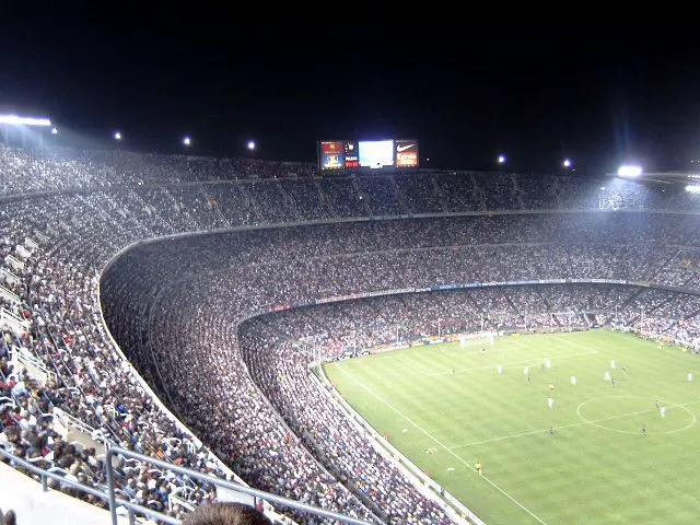 Uno stadio pieno, illuminato di notte